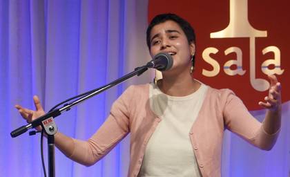 छन्द कविता लिएर भूषिता फेरि पलेँटीमा