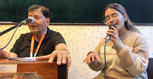 अतीतका गीत लिएर दुर्गा खरेल पलेँटीमा